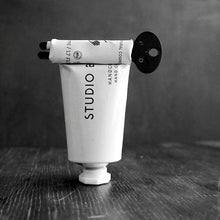 Laden Sie das Bild in den Galerie-Viewer, STUDIO BOTANIC HANDCREME X SASKIA DIEZ TUBENSCHLÜSSEL