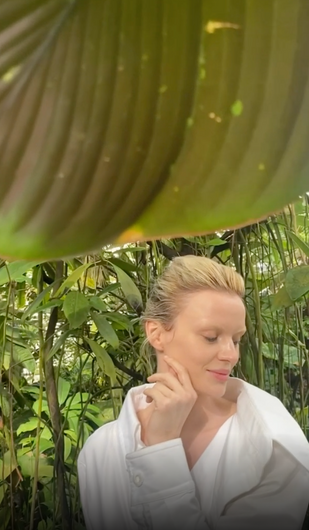 Pflegendes Gesichtstonikum wird aufs Gesicht gesprüht