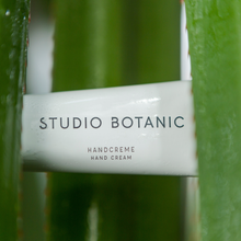 Laden Sie das Bild in den Galerie-Viewer, STUDIO BOTANIC HANDCREME 50 ml - STUDIO BOTANIC
